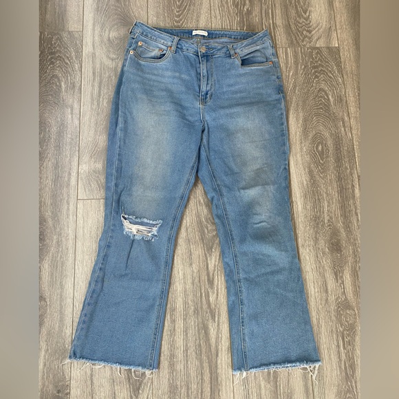 Avec Les Filles Denim - Avec Les Filles - Mid Rise Ankle Cropped Light Wash Distressed Jeans - Size 29